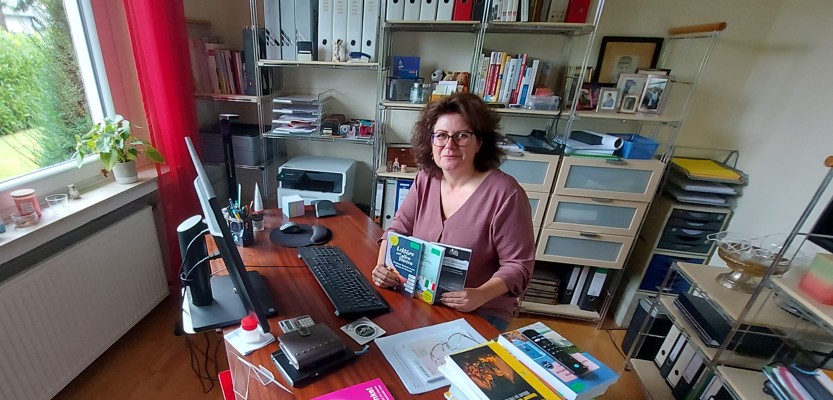 Susan Ehmke am heimischen Schreibtisch (© Claus Meyer)